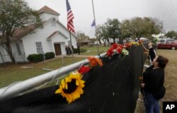 2017年11月5日发生枪击案的美国德克萨斯州萨瑟兰泉浸信会教堂外悬挂美国国旗