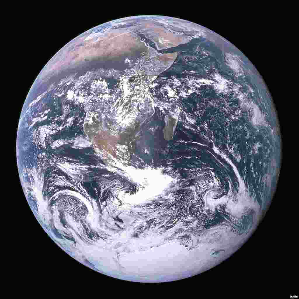 The Blue Marble, 7 декабря 1972 Один из наиболее известных снимков нашей планеты, The Blue Marble (&laquo;Голубой шарик&raquo;), был сделан экипажем космического корабля &laquo;Аполлон-17&raquo;. При этом неизвестно, кто именно из членов экипажа сделал культовый снимок: НАСА решило не подчеркивать значимость кого-либо из астронавтов миссии.&nbsp; Это один из первых снимков, на котором окружность Земли видна полностью, с четко различимыми границами островов и континентов. При этом чаще всего мы видим перевернутую фотографию: на оригинальном снимке Африка, Мадагаскар и Аравийский полуостров располагались вверх ногами. 📸: NASA