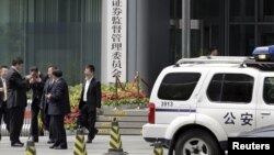 中国警车停在中国证监会门口（2015年7月9日）