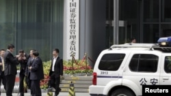中国警车停在中国证监会门口（2015年7月9日）