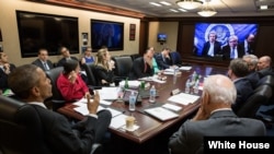 باراک اوباما در حال دریافت آخرین اطلاعات مربوط به مذاکرات اتمی با ایران از جان کری، وزیرخارجه و ارنست مونیز، وزیر انرژی