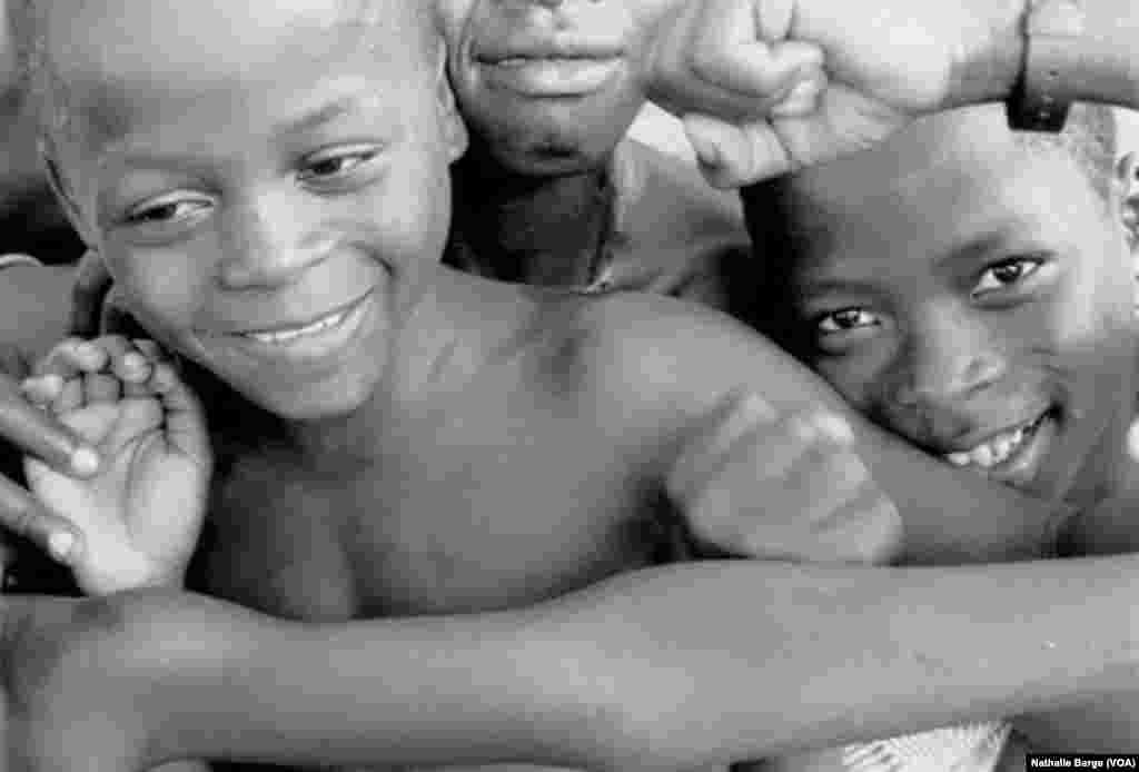 Des anciens enfants-soldats du Conseil des forces armées révolutionnaires (AFRC) de Johnny Paul Koroma, près de Freetown, en Sierra Leone, mai 2000. (Nathalie Barge, VOA)