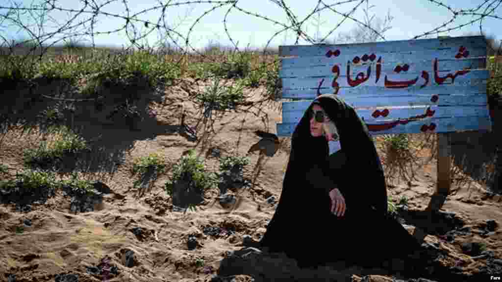 مدتهاست که نهادهایی چون بسیج و سپاه، در روزهای آخر سال برخی را برای بازدید از مناطق جنگ هشت ساله عراق با ایران می برد. امسال هم این مراسم برگزار می شود.
