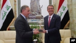 Menhan AS Ash Carter (kanan) dalam pertemuan dengan Menhan Irak Khaled al-Obeidi di Baghdad, Irak Senin (18/4). 