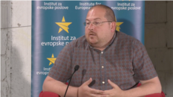 Marko Somborac, karikaturista, govori na tribini "Ljudska prava u doba korone - važe li mere za sve isto?" u organizaciji Instituta za evropske poslove, u Beogradu, 22. juna 2021. (Foto: Fejsbuk stranica IEP)