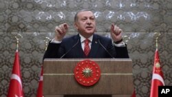 លោក​ប្រធានាធិបតី​តួកគី Recep Tayyip Erdogan ថ្លែង​ទៅ​កាន់​រដ្ឋបាល​ភូមី​នៅ​ក្នុង​ក្រុង​អង់ការ៉ា ប្រទេស​តួកគី កាលពី​ថ្ងៃទី១១ ខែមករា ឆ្នាំ២០១៨។