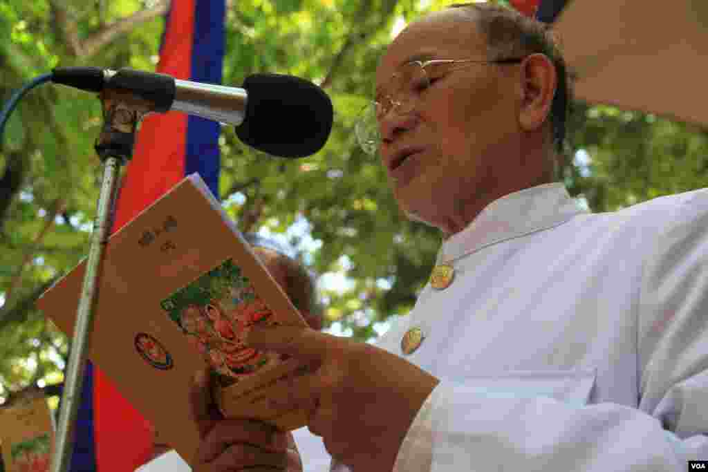 លោក ញាណ ភឿន ទីប្រឹក្សាគណៈកម្មាធិការរៀបចំបុណ្យជាតិ និងអន្តរជាតិ និងជាអនុរដ្ឋលេខាធិការនៃក្រសួងធម្មការ និងសាសនា ចូលរួមពីធីបុណ្យពិសាខបូជា នៅភ្នំឧត្តុង្គ ក្នុងខេត្តកណ្តាល នៅថ្ងៃទី១០ ខែឧសភា ឆ្នាំ២០១៧។ (ហ៊ាន សុជាតា/VOA)