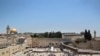 游客在耶路撒冷老城犹太人祷告的西墙（又名哭墙）前（2017年6月26日）