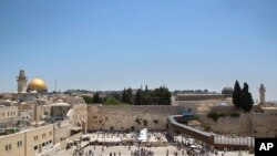游客在耶路撒冷老城犹太人祷告的西墙（又名哭墙）前（2017年6月26日）