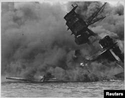 Корабель ВМС США USS ARIZONA охоплений вогнем після нападу японців на Перл-Гарбор. 7 грудня 1941-го року