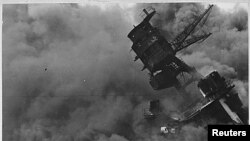 Yon foto ki montre atak Japonè yo nan Pearl Harbor nan Awayi, 7 desanm 1941. 2,400 manm militè Ameriken te mouri nan atak Japon te fè sou Lèzretazini. Foto: Reuters 