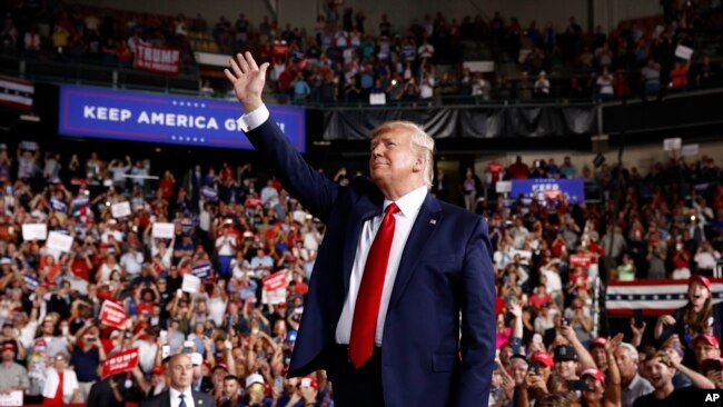 美国总统特朗普2019年8月15日在新罕布什尔州出席一个竞选集会。