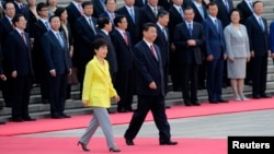 27일 베이징에서 박근혜 한국 대통령(왼쪽)과 시진핑 중국 국가주석이 박 대통령 방중 환영식 장소로 함께 들어서고 있다.
