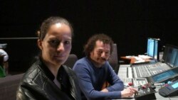 Penata suara asal Meksiko Michelle Couttolenc (kiri) dan Jaime Baksht berpose di studio rekaman di Mexico City, 18 Maret 2021. (Foto: AP/Berenice Bautista)