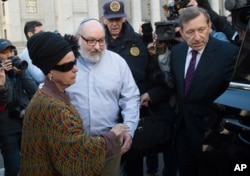 Convicted spy Jonathan Pollard and his wife, Esther leave the U.S. federal courthouse in New York, Nov. 20, 2015.