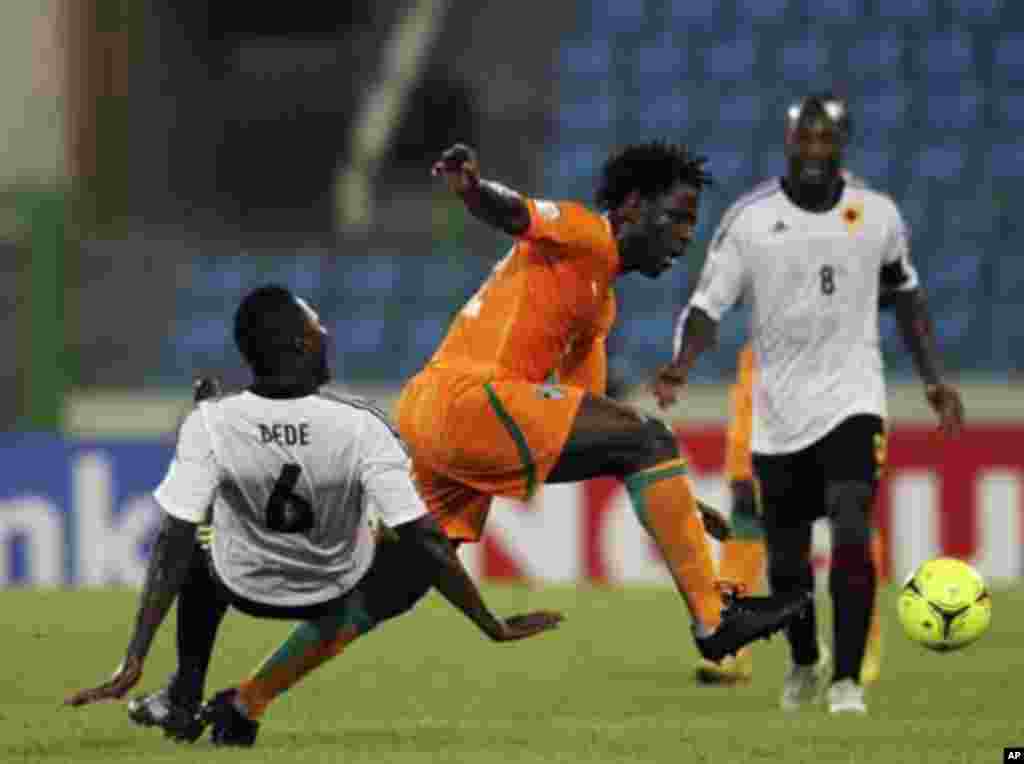 Wilfried Bony (C) of Ivory Coast fights for the ball with Alves de Carvalho of Angola during their African Nations Cup soccer match in Malabo January 30, 2012.