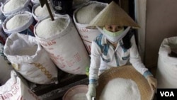 Seorang pedagang beras di Ho Chi Minh, Vietnam (foto: dok). Pemerintah Indonesia akan meningkatkan impor beras dari Vietnam jika sengketa beras dengan Thailand tidak terselesaikan.