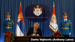 Predsednik Srbije Tomislav Nikolić potpisuje odluku o raspuštanju parlamenta i održavanju vanrednih izbora 