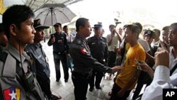 ေရႊ၀ါေရာင္ သံဃာ့လႈပ္ရွားမႈ ၄ ႏွစ္ေျမာက္ အထိမ္းအမွတ္ ဆူးေလဘုရားတြင္ ၀တ္ျပဳဆုေတာင္းပြဲ က်င္းပသူမ်ားအား ျမန္မာႏုိင္ငံ ရဲတပ္ဖြဲ႕မွ တာ၀န္ရွိသူမ်ား လူစုခြဲရန္ ေျပာၾကားေနစဥ္။ စက္တင္ဘာ ၂၆၊ ၂၀၁၁။