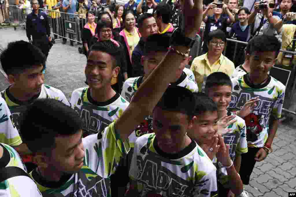 حضور اعضای تیم فوتبال نوجوانان تایلندی نجات یافته از غار در یک کنفرانس خبری. &nbsp;
