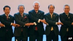 U.S. State Secretary Rex Tillerson, center, links arms with ASEAN foreign ministers as they take part in the ASEAN-U.S. Ministerial meeting in the 50th ASEAN Regional Forum in suburban Pasay city, southeast of Manila, Aug.6, 2017.