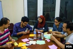Every month new volunteers join the origami workshop to show solidarity with political prisoners. (H. Elrasam/VOA)