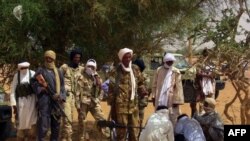 Des membres d'un groupe armé présentés à Kidal, Mali, 13 juillet, 2016. 