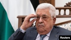 Presiden Palestina Mahmoud Abbas membetulkan letak kacamatanya dalam konferensi pers di West Bank, Ramallah, pada 25 Mei 2021. (Foto: Pool via Reuters/Alex Brandon)