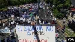 Miles de manifestantes recorrieron varias arterias de la capital salvadoreña el domingo para llegar al centro de San Salvador y expresar su rechazo a las políticas del presidente Nayib Bukele.