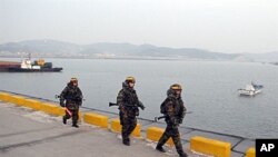 韩国海军陆战队员在韩国控制的有争议黄海海域附近的延坪岛上巡逻