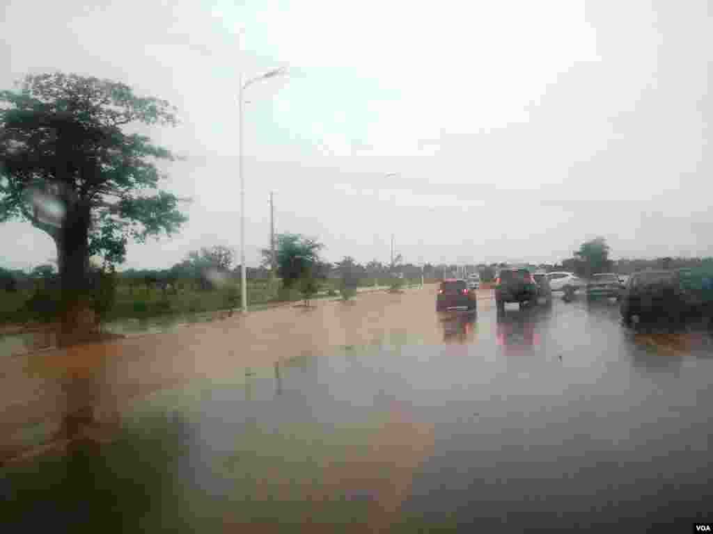 Angola, Luanda, Kilamba. As estradas completamente alagadas não travam os automobilistas. A chuva na capital cai desde há uma semana. 29 de Abril 2014