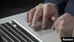 Một chuyên viên chống chiến tranh trên mạng ở Charlotte, bang North Carolina của Hoa Kỳ làm việc trên máy tính của ông