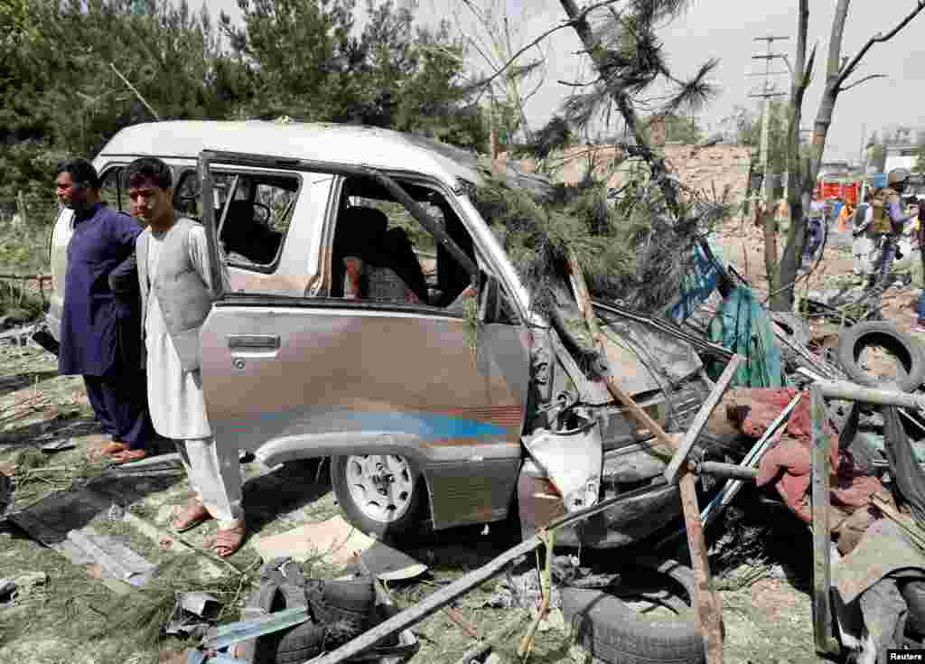 امراللہ صالح کے ترجمان رضوان مراد کے مطابق افغانستان کے دشمنوں نے بدھ کو ایک مرتبہ پھر امراللہ صالح کو نشانہ بنایا لیکن وہ اپنے اس مقصد میں ناکام رہے۔ دو افغان شہری حملے کا نشانہ بننے والی گاڑی کے پاس کھڑے ہیں۔