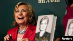 Bà Hillary Clinton phát biểu trong sự kiện ký tặng cuốn sách hồi ký 'Hard Choices' tại New York, 10/6/2014. 