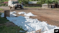 Un véhicule de la Croix-Rouge près des cadavres de victimes des affrontements à Juba, Soudan du Sud, 16 juillet 2016.