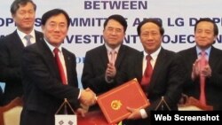 Giám đốc phụ trách về sản xuất của LG Display Jeong Cheol-dong bắt tay ông Lê Văn Thành, Bí thư Thành ủy Hải Phòng sau khi ký biên bản ghi nhớ đầu tư xây dựng các cơ sở lắp ráp linh kiện mới.