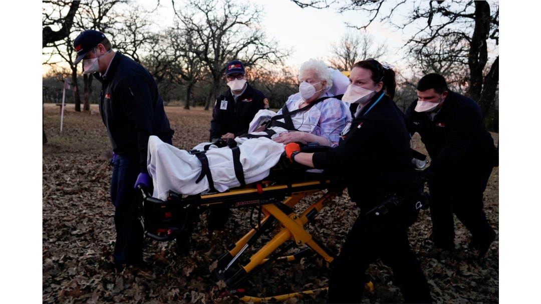 Paramedis bersiap untuk mengangkut seorang wanita berusia 87 tahun yang telah terpapar Covid-19 dan mengalami gejala di Meeker, Oklahoma, AS 20 Desember 2020. (Foto: REUTERS/Nick Oxford)