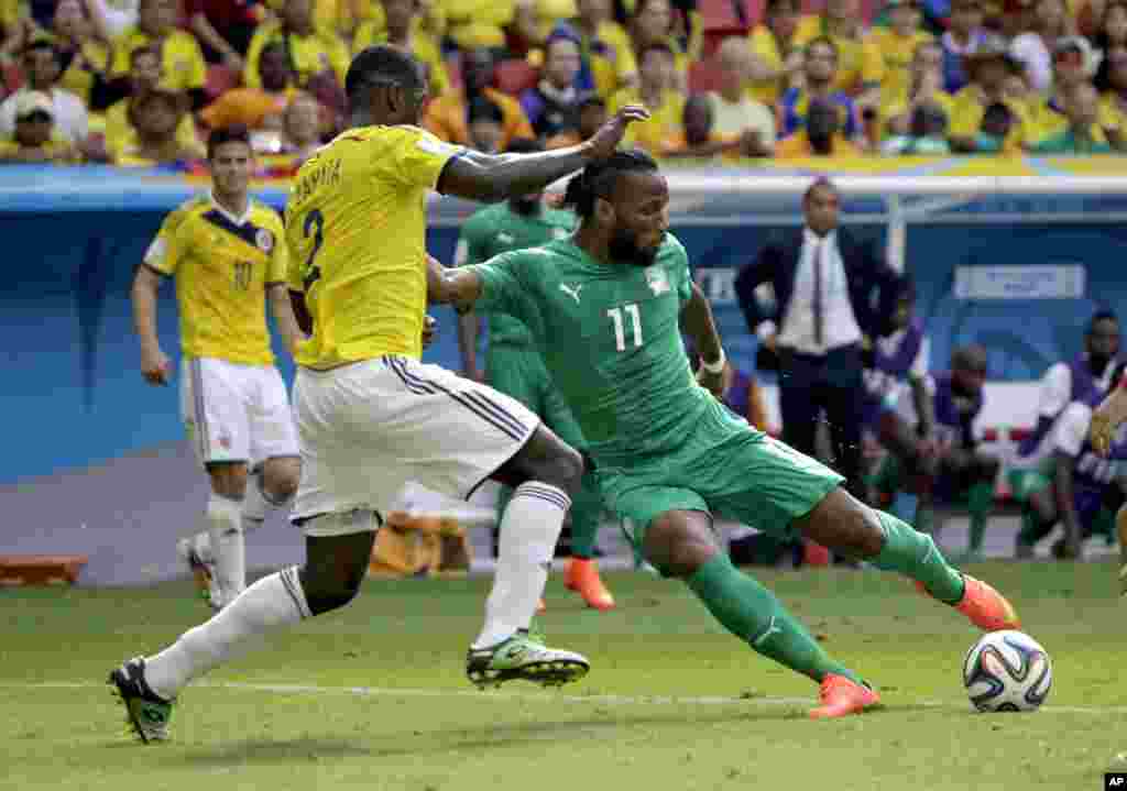 Didier Drogba, jogador da Costa do Marfim, à direita, domina a bola no jogo da fase de grupos do Mundial de Futebol, entre a Costa do Marfim e a Colômbia, Brasil, Junho 2014