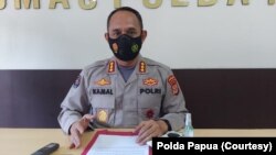 Kabid Humas Polda Papua, Kombes Pol Ahmad Mustofa Kamal memberikan keterangan tentang insiden baku tembak dan pembakaran. (Foto: Courtesy/Polda Papua)