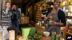 Barista Teavana Riaunna Durham menyiapkan minuman matcha di Teavana Fine Teas + Tea Bar di Beverly Hills, California.