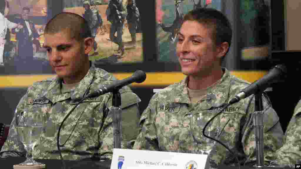 La 1ère lieutenant Shaye Haver, à droite, parle avec des journalistes, jeudi 20 août 2015, à Fort Benning, Ga.