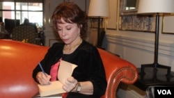 Isabel Allende durante una entrevista con la VOA en 2014.