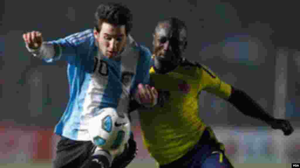 Un derby entre Lionel Messi et Pablo Armero de la Colombie en match de football du Groupe A de la Copa America à Santa Fe, Argentine, 6 Juillet 2011.