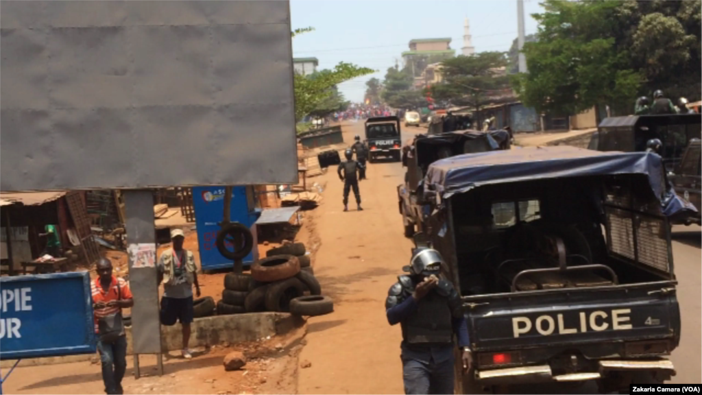 Arrivée des opposants lors d'une manifestation à Conakry, en Guinée, le 22 mars 2018. (VOA/Zakaria Camara)
