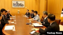 박근혜 한국 대통령(오른쪽 세번째)이 12일 청와대에서 열린 외교안보장관회의를 주재하고 있다.
