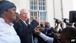 Roy Bennett addresses the media outside the High Court in Harare in this May 10, 2010 file photo.