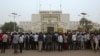 Une manifestation devant l'Assemblée nationale pour protester contre les conditions de vie à Niamey, le 17 mars 2015.