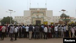 Des étudiants nigériens sont rassemblés devant l'Assemblée nationale pour protester contre les conditions de vie à Niamey, le 17 mars 2015.