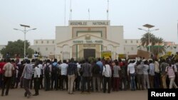 Des étudiants nigériens sont rassemblés devant l'Assemblée nationale pour protester contre les conditions de vie à Niamey, le 17 mars 2015.