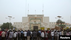 Des étudiants nigériens sont rassemblés devant l'Assemblée nationale pour protester contre les conditions de vie à Niamey, le 17 mars 2015.